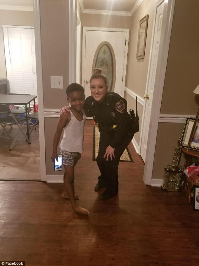 Police officers "detained" the Grinch thief of Christmas after a 5-year-old boy called 911