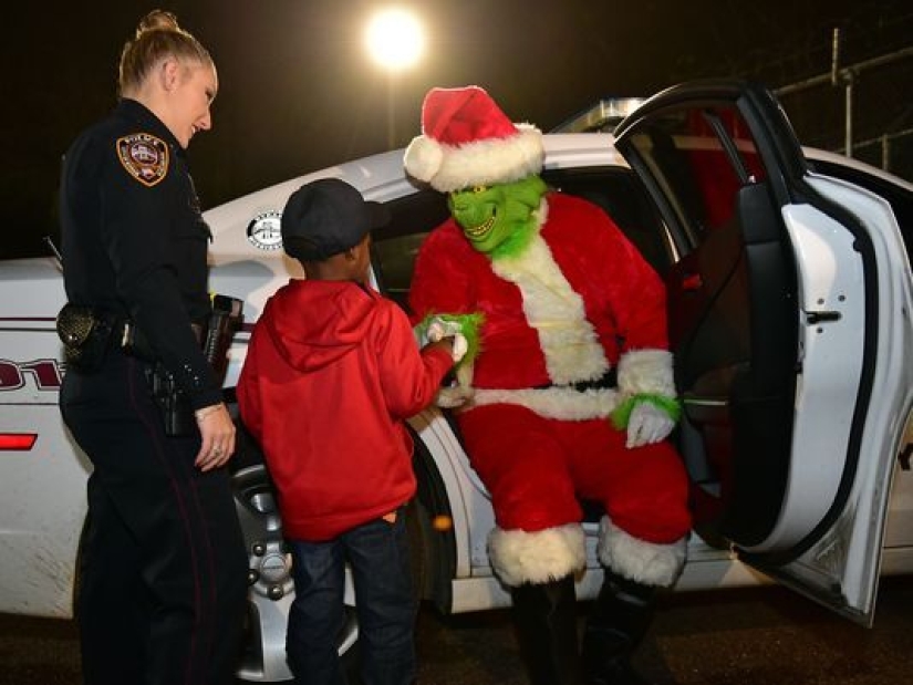 Police officers "detained" the Grinch thief of Christmas after a 5-year-old boy called 911
