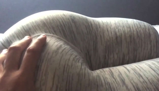 Popodushka es una almohada en forma de nalgas femeninas fuertes