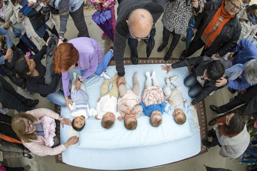 Por qué los españoles se disfrazan de demonios y saltan por encima de los bebés Por qué los españoles se disfrazan de demonios y saltan por encima de los bebés