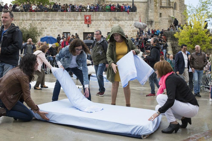 Por qué los españoles se disfrazan de demonios y saltan por encima de los bebés Por qué los españoles se disfrazan de demonios y saltan por encima de los bebés