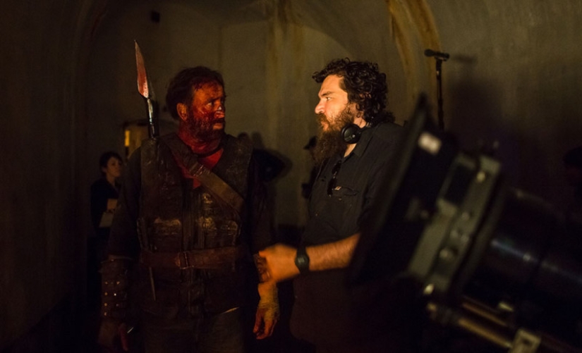 Por qué un sangriento Nicolas Cage corre por el bosque con una motosierra Por qué un sangriento Nicolas Cage corre por el bosque con una motosierra