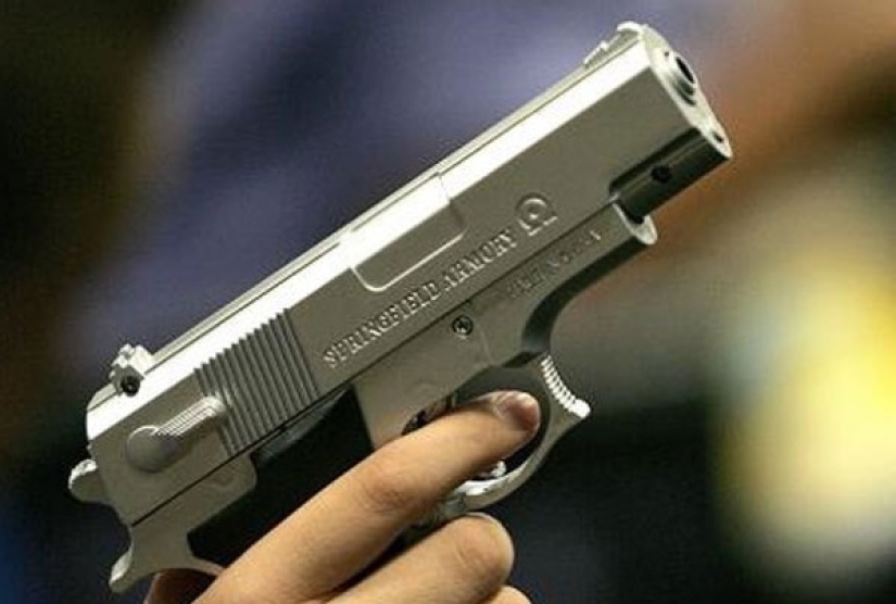 Profesión peligrosa: el fotógrafo vino a fotografiar la casa y la anfitriona le disparó