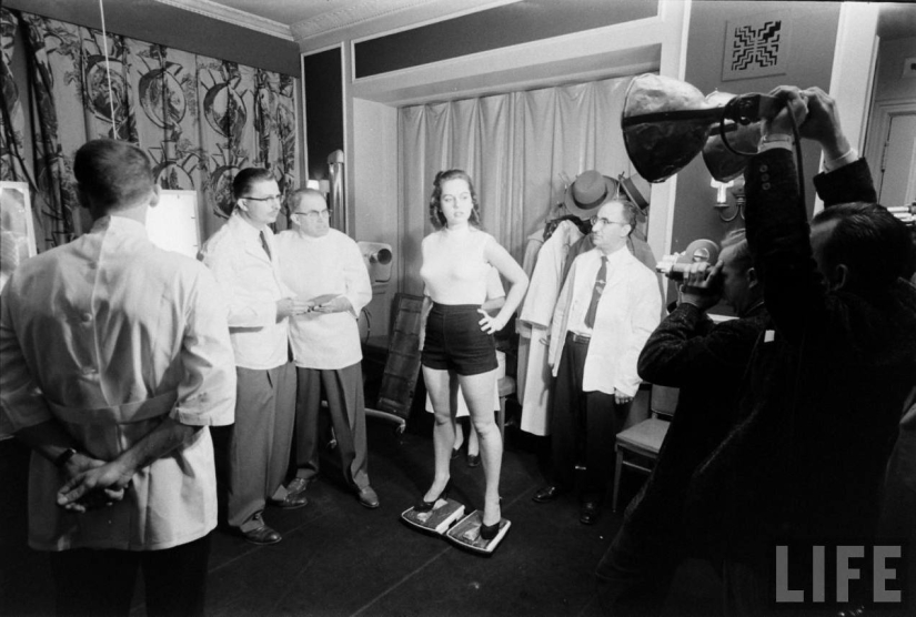 Rayos X, plomada y básculas: cómo elegir "la postura correcta" en los años 50