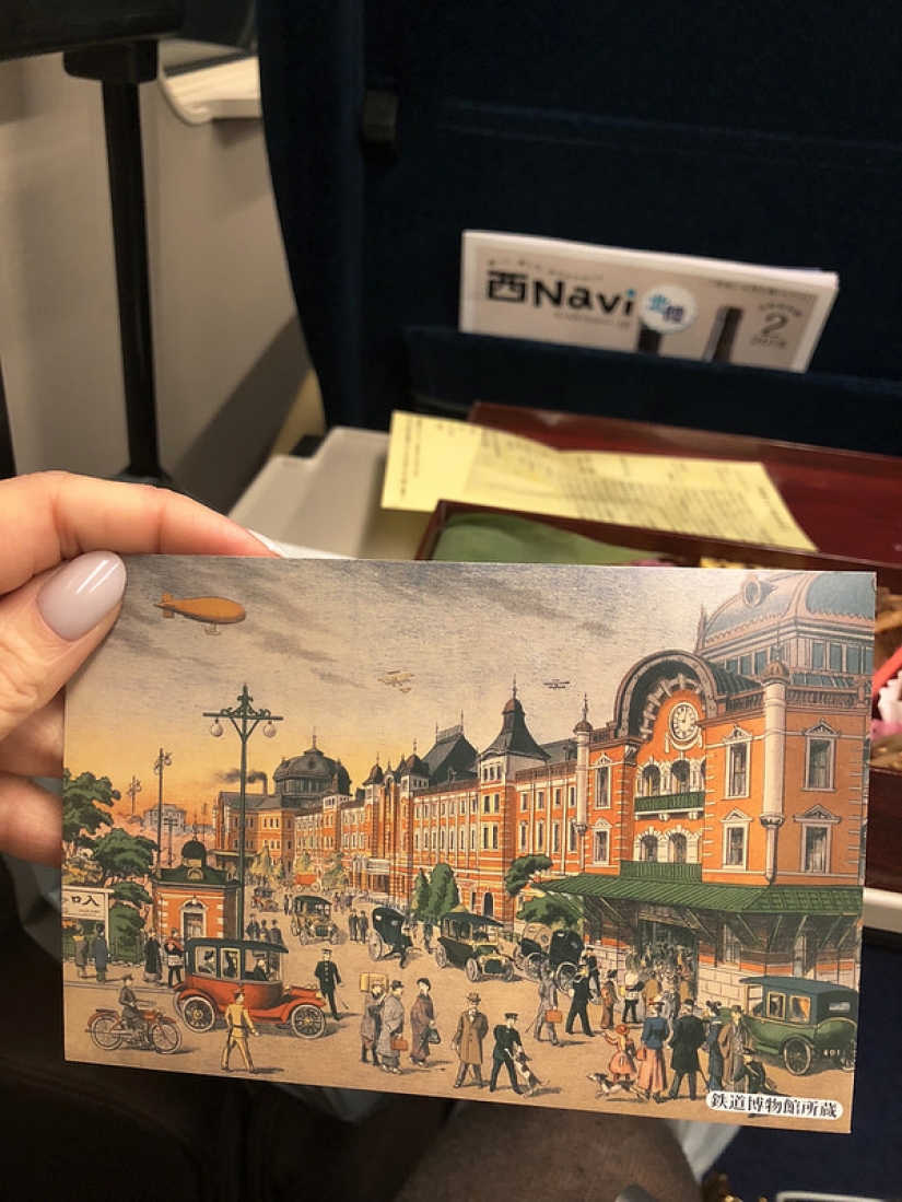 Raíz de loto, aperitivo de bardana y tortilla con jeroglíficos: lo que alimentan en la estación de tren de Tokio