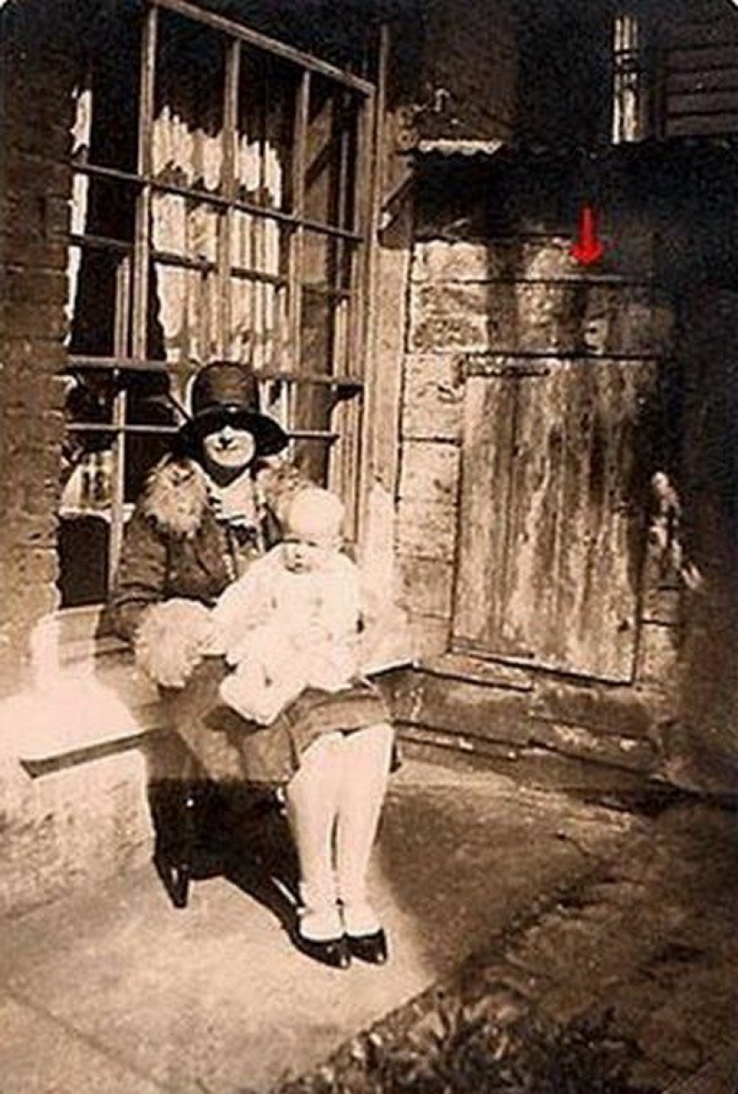 Reality or a film defect? The most famous ghost photos Reality or a film defect? The most famous ghost photos