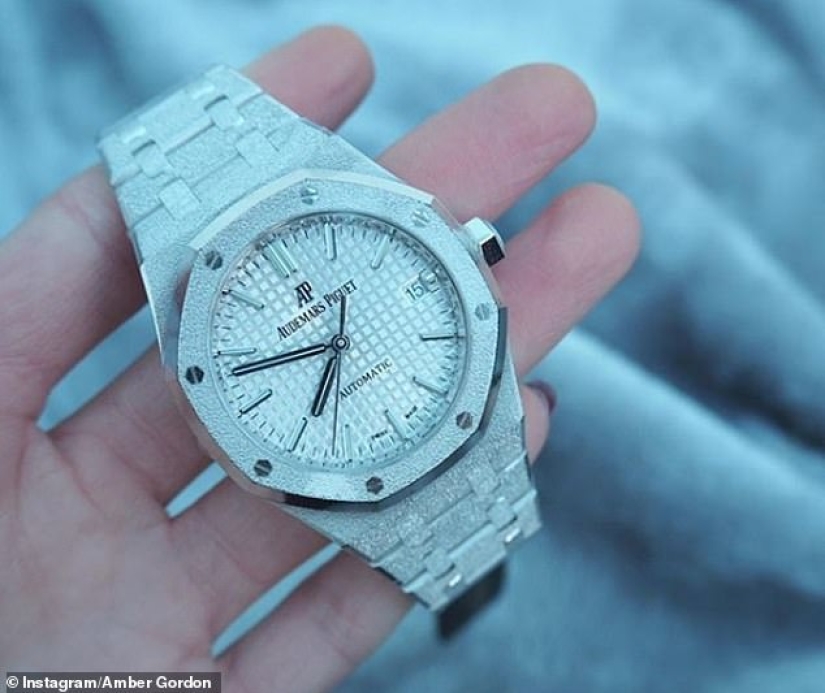 Recompensa por el dinero gastado: la chica recibe un salario por comprar cosas exclusivas para celebridades