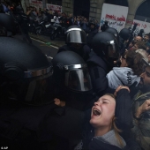 Referéndum de Cataluña: represión policial de los votantes