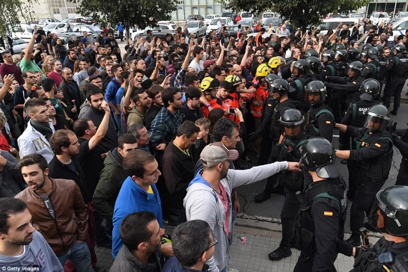 Referéndum de Cataluña: represión policial de los votantes