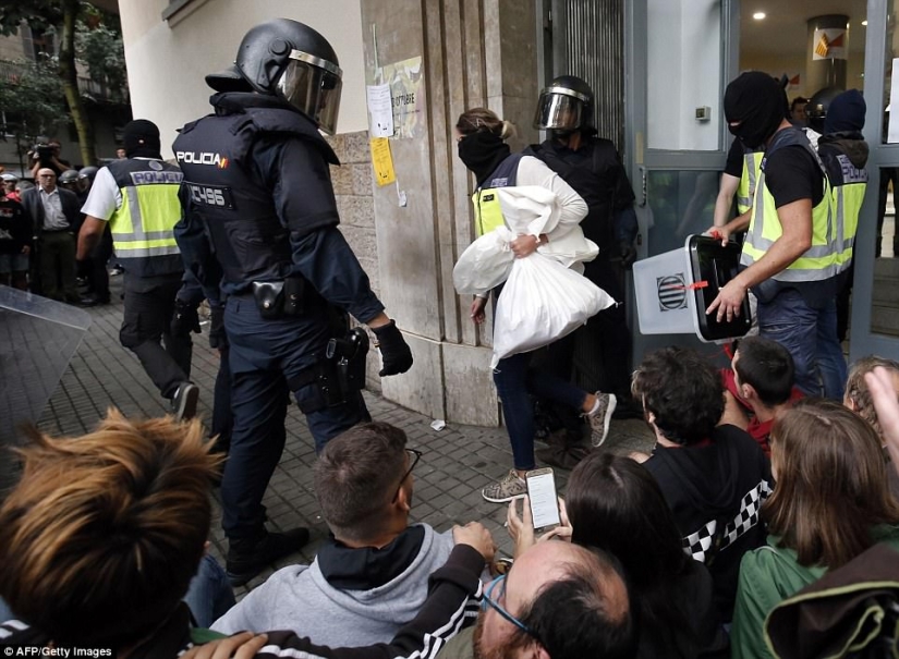 Referéndum de Cataluña: represión policial de los votantes
