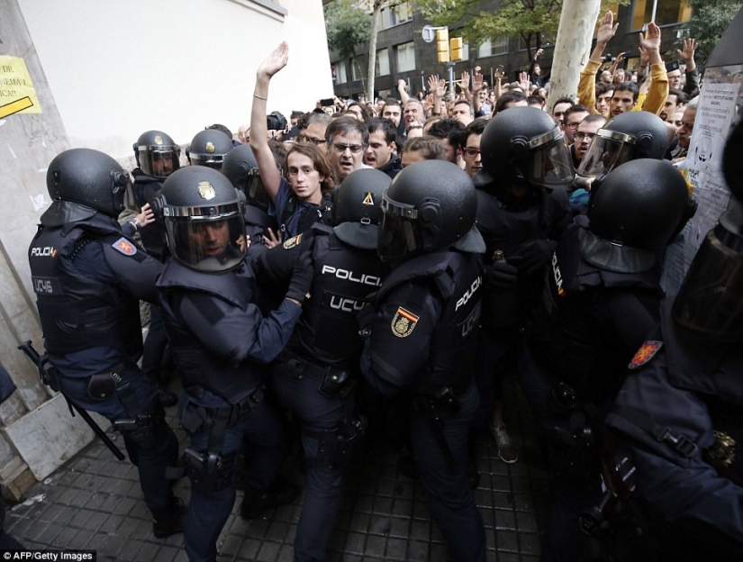 Referéndum de Cataluña: represión policial de los votantes