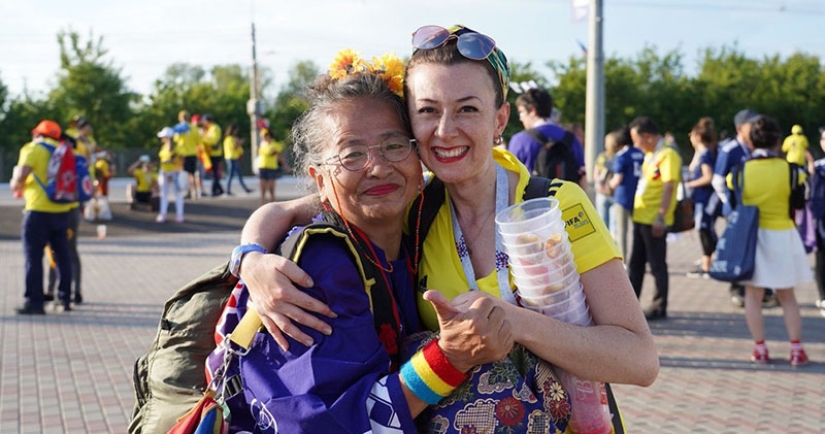 Regalo japonés: una abuela fanática le dio su kimono de la suerte a una animadora de Colombia después de un partido en Saransk