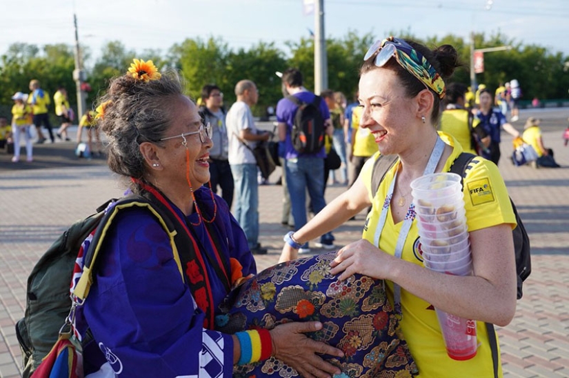 Regalo japonés: una abuela fanática le dio su kimono de la suerte a una animadora de Colombia después de un partido en Saransk Regalo japonés: una abuela fanática le dio su kimono de la suerte a una animadora de Colombia después de un partido en Saransk