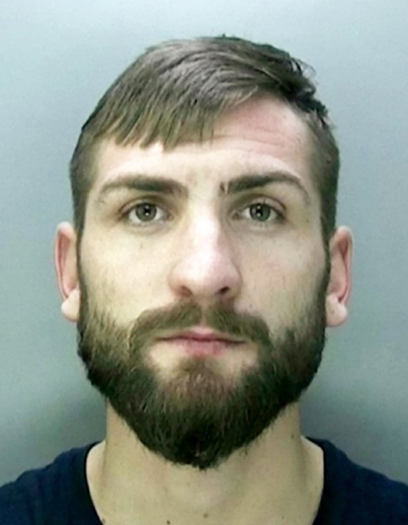 Registros en rumano: un carterista robó 53 teléfonos en una noche usando un traje de baño