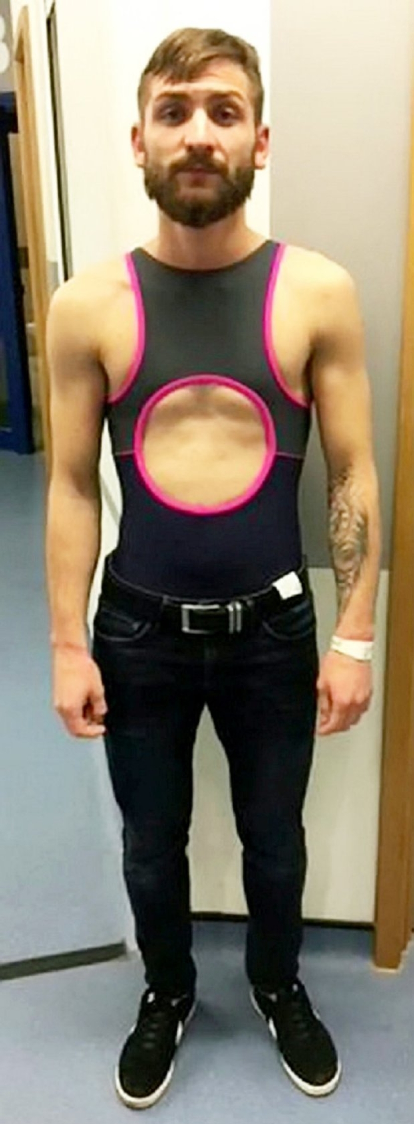 Registros en rumano: un carterista robó 53 teléfonos en una noche usando un traje de baño