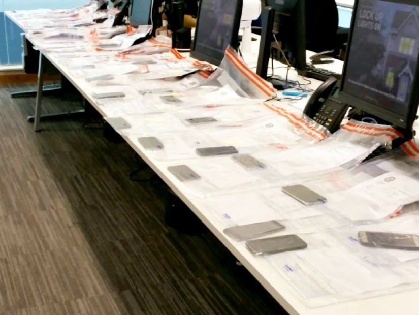 Registros en rumano: un carterista robó 53 teléfonos en una noche usando un traje de baño