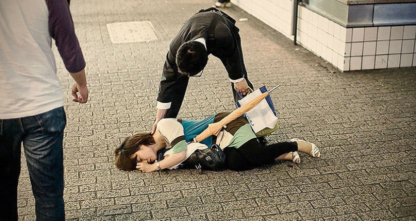 Residentes exhaustos de Tokio que duermen en la calle