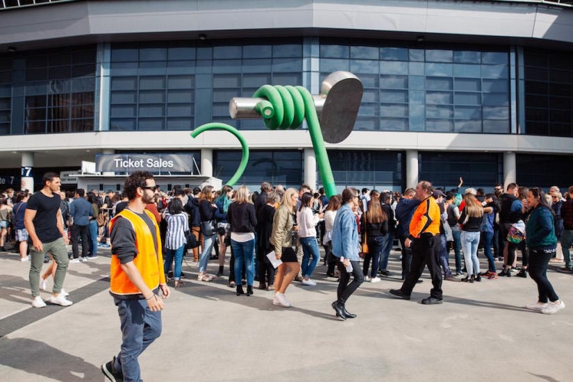 Resulta que con un chaleco reflectante, puedes llegar a cualquier parte de forma gratuita