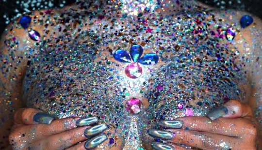 Rhinestones and glitter: beauties at the Coachella Festival continue to shine topless Rhinestones and glitter: beauties at the Coachella Festival continue to shine topless