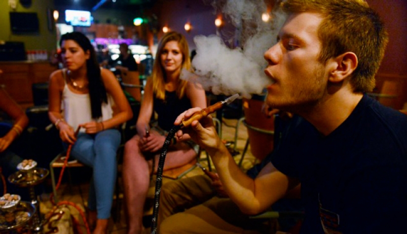 Roman with smoke: Moscow hookah bars "breed" customers through dating sites