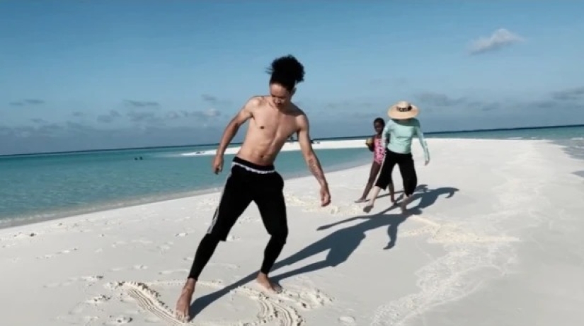 Romance y el mar: Madonna está de vacaciones con un joven amante y niños en las Maldivas