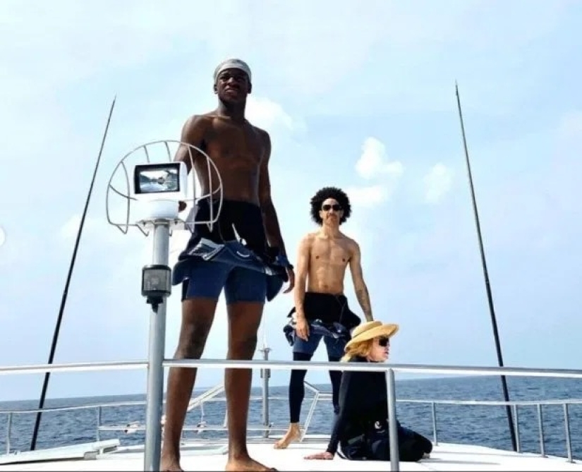 Romance y el mar: Madonna está de vacaciones con un joven amante y niños en las Maldivas