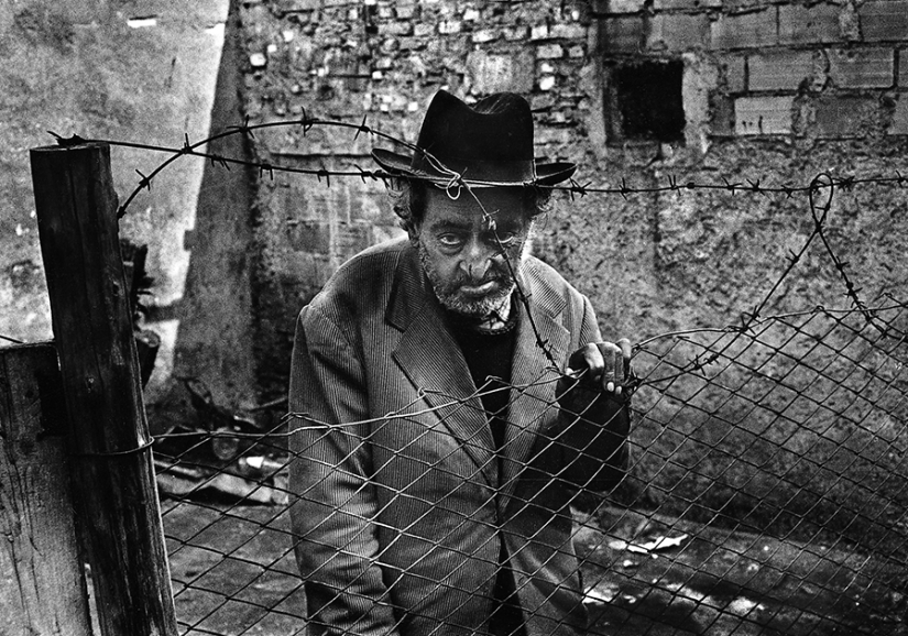 Romano Canoni is an Italian photographer who became the "eyes of war"