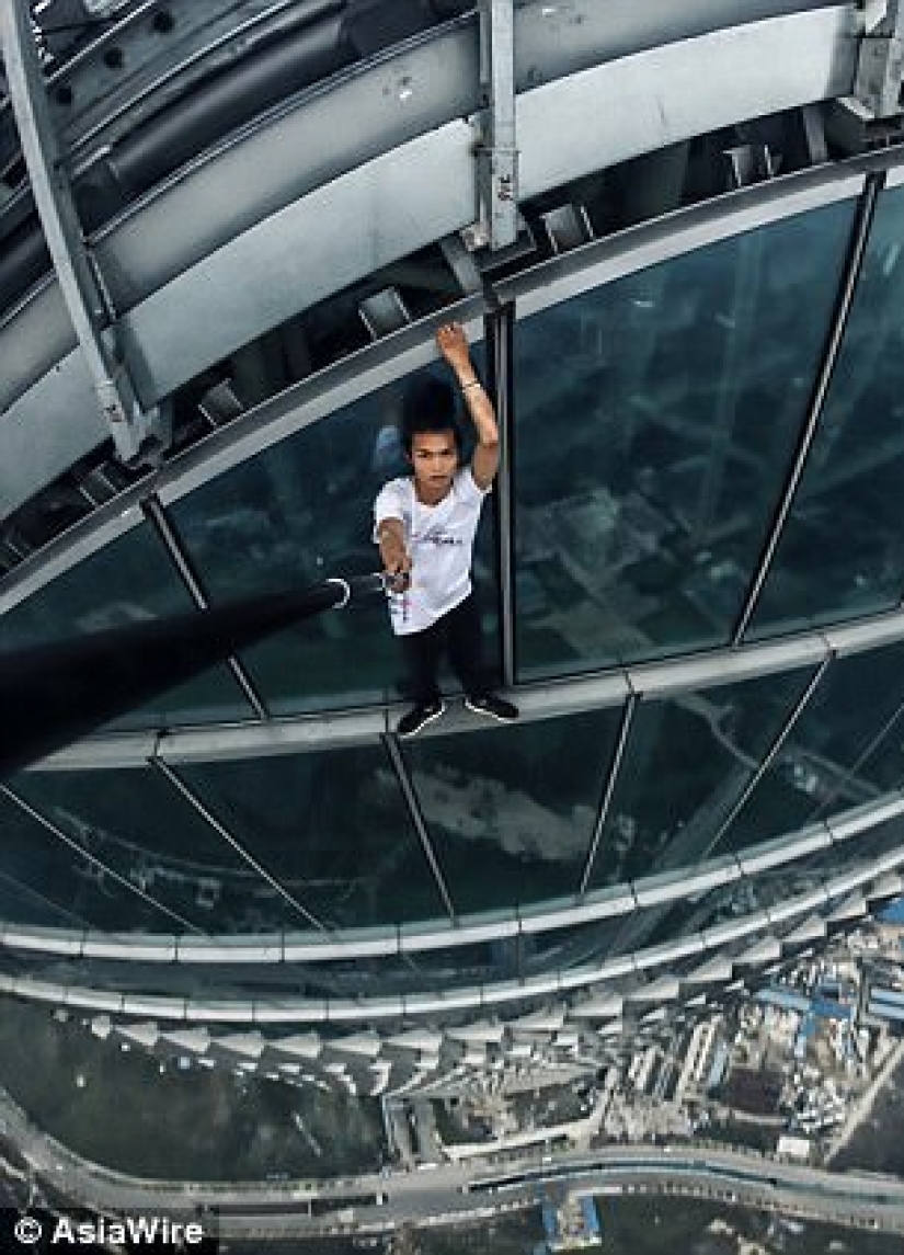 Rufer from China fell off a skyscraper during a stunt, and this was captured by the camera