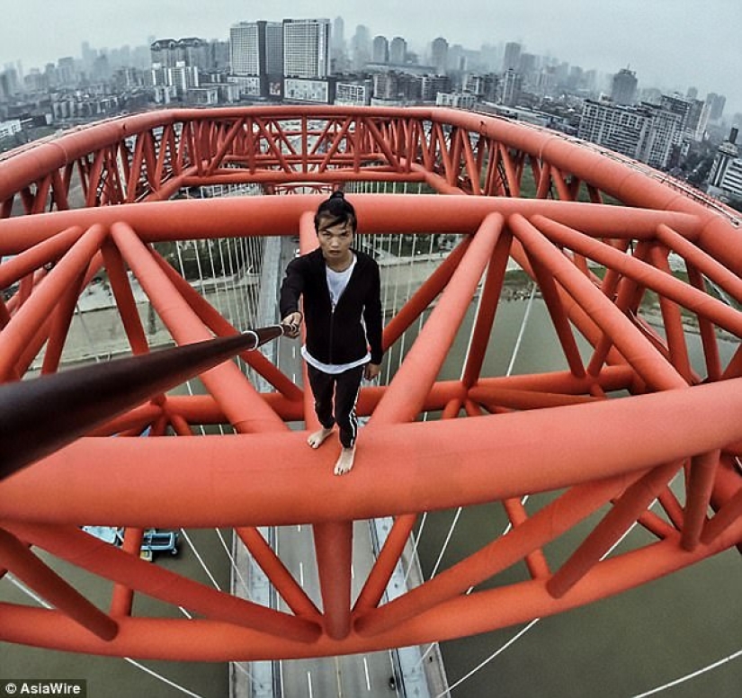 Rufer from China fell off a skyscraper during a stunt, and this was captured by the camera