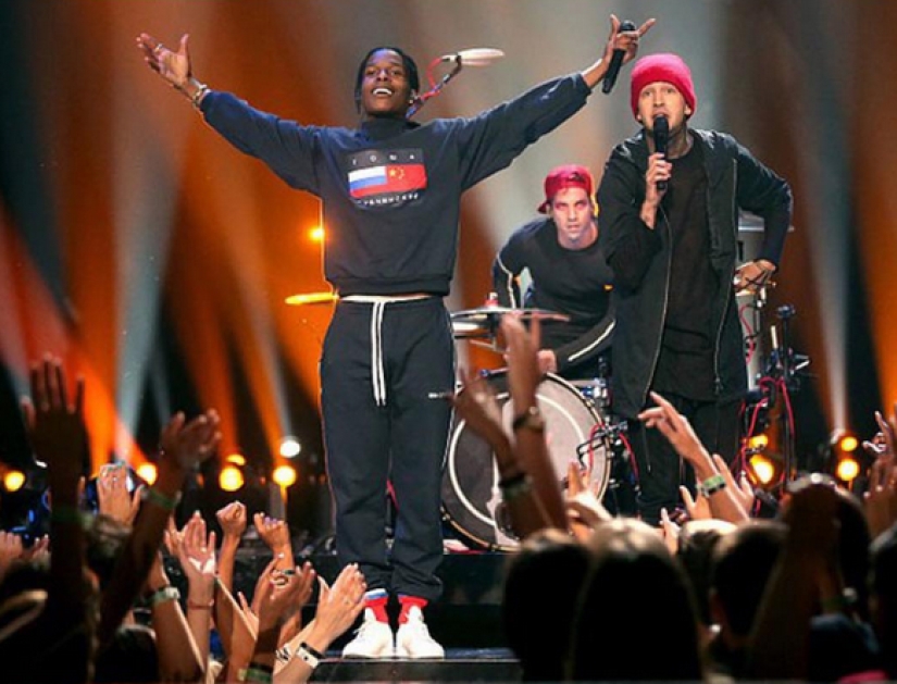 "Rush Fashion" conquers the Decaying West: who made the Cyrillic alphabet fashionable and how