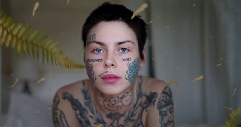 Russian thrash streamer staged a nude photo shoot at the temple and was expected to "hit"