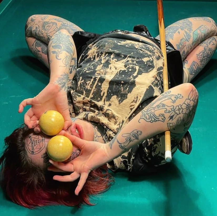 Russian thrash streamer staged a nude photo shoot at the temple and was expected to "hit"