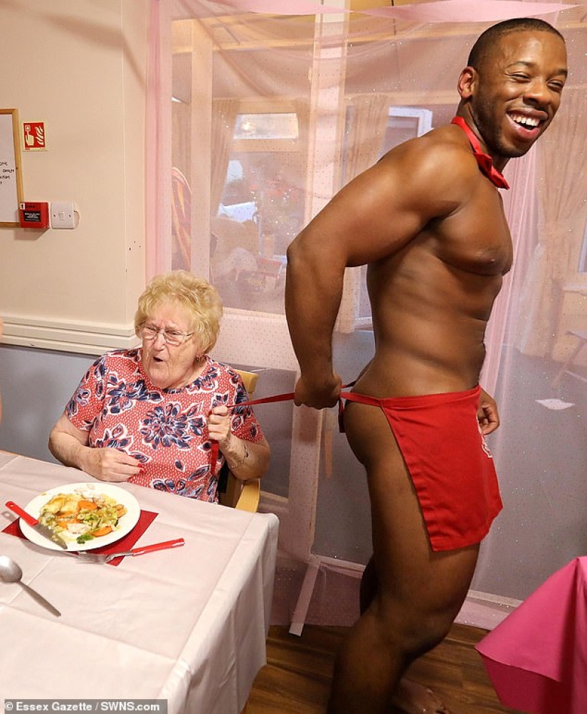 Sacuda los viejos tiempos: las abuelas de un hogar de ancianos británico organizaron una fiesta con camareros desnudos