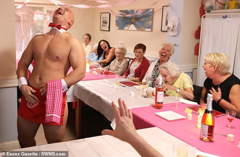 Sacuda los viejos tiempos: las abuelas de un hogar de ancianos británico organizaron una fiesta con camareros desnudos