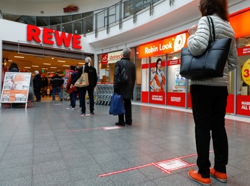 Safety box: plexiglass boxes were invented in Italy for beach holidays during the pandemic Safety box: plexiglass boxes were invented in Italy for beach holidays during the pandemic