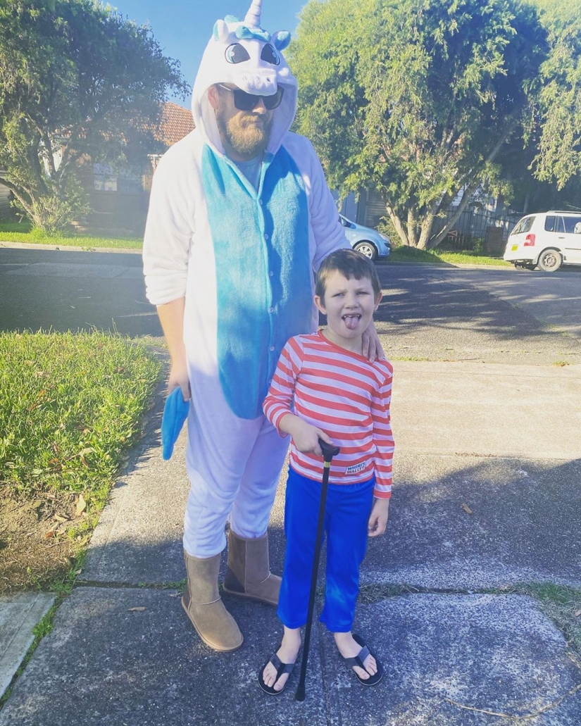 Salida delantera: durante la cuarentena, las personas sacan la basura con vestidos de noche y disfraces divertidos