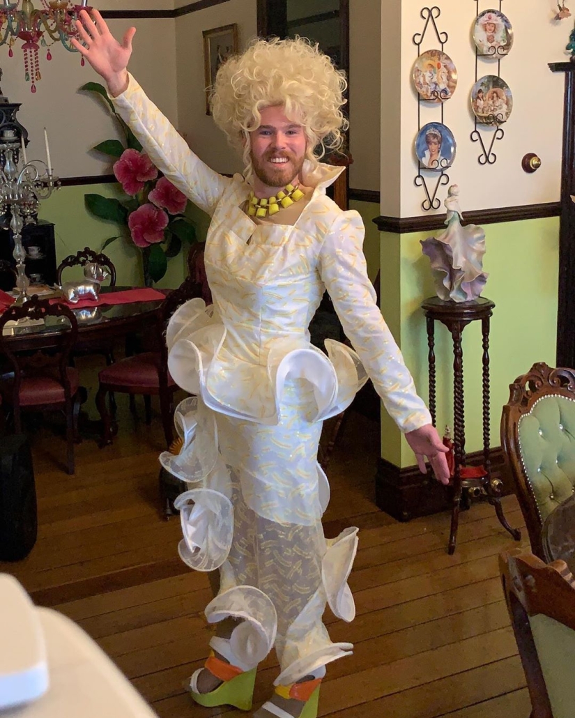 Salida delantera: durante la cuarentena, las personas sacan la basura con vestidos de noche y disfraces divertidos