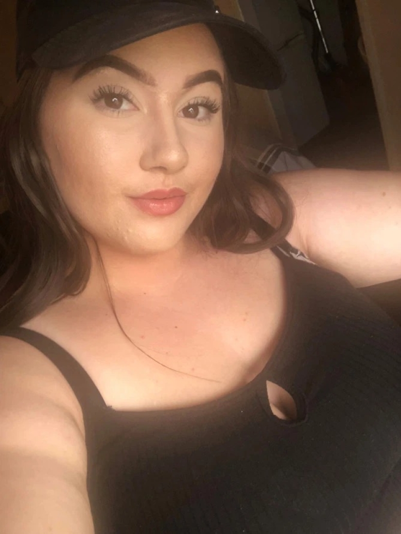 Satisfying place: the girl quit to devour fast food in front of the camera and upload it to YouTube