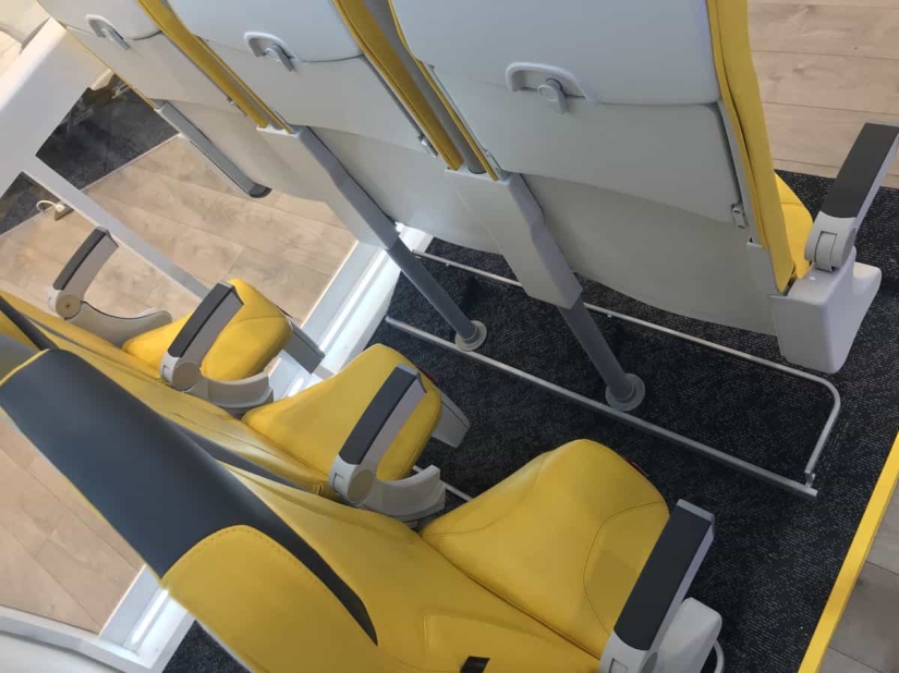 "Súbete a la silla y vuela de pie": aparecerán lugares de pie en las aerolíneas de bajo costo