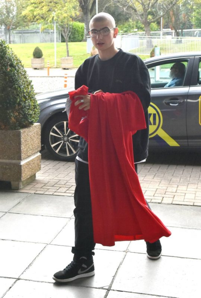 Scandalous Irish singer Sinead O'Connor appeared on a TV show in an Islamic outfit