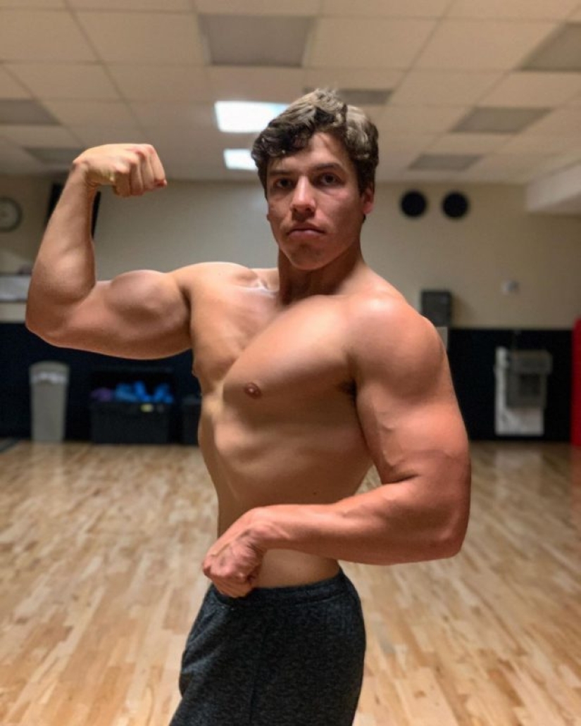 Schwarzenegger's son showed his biceps and reminded his father in his youth Schwarzenegger's son showed his biceps and reminded his father in his youth