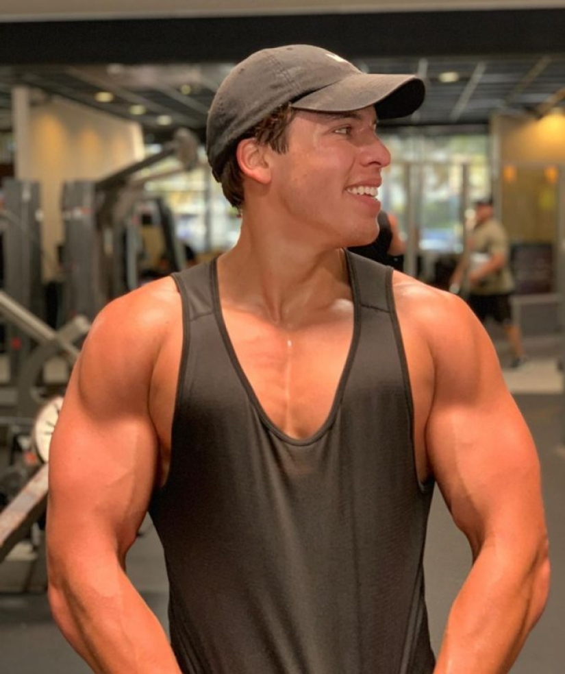 Schwarzenegger's son showed his biceps and reminded his father in his youth Schwarzenegger's son showed his biceps and reminded his father in his youth