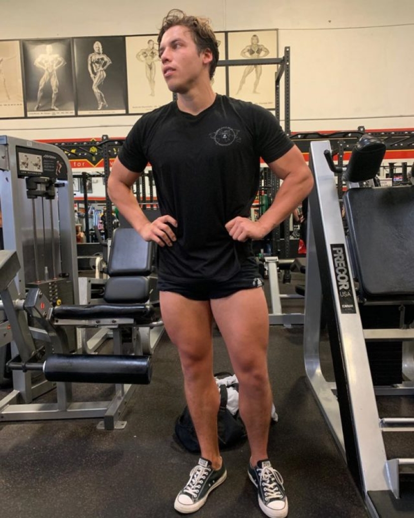 Schwarzenegger's son showed his biceps and reminded his father in his youth Schwarzenegger's son showed his biceps and reminded his father in his youth