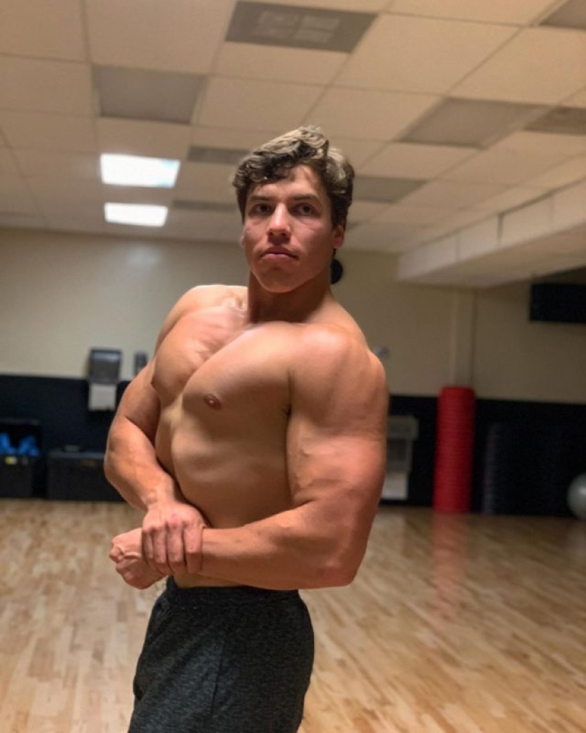 Schwarzenegger's son showed his biceps and reminded his father in his youth Schwarzenegger's son showed his biceps and reminded his father in his youth