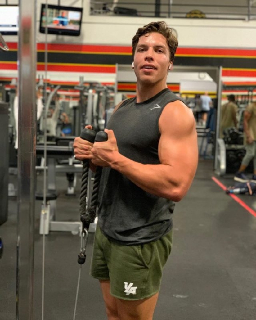 Schwarzenegger's son showed his biceps and reminded his father in his youth Schwarzenegger's son showed his biceps and reminded his father in his youth