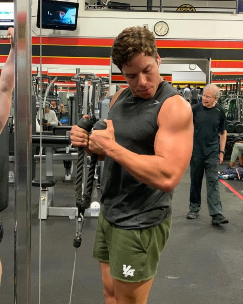 Schwarzenegger's son showed his biceps and reminded his father in his youth Schwarzenegger's son showed his biceps and reminded his father in his youth
