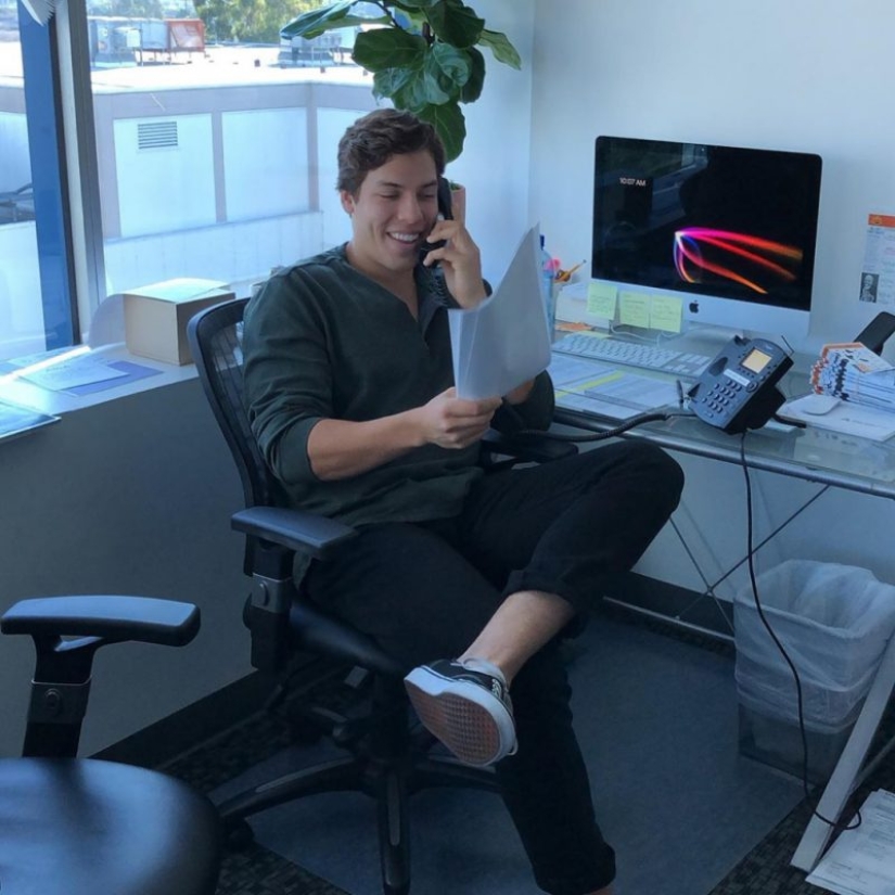 Schwarzenegger's son showed his biceps and reminded his father in his youth Schwarzenegger's son showed his biceps and reminded his father in his youth