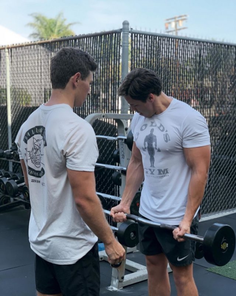 Schwarzenegger's son showed his biceps and reminded his father in his youth Schwarzenegger's son showed his biceps and reminded his father in his youth