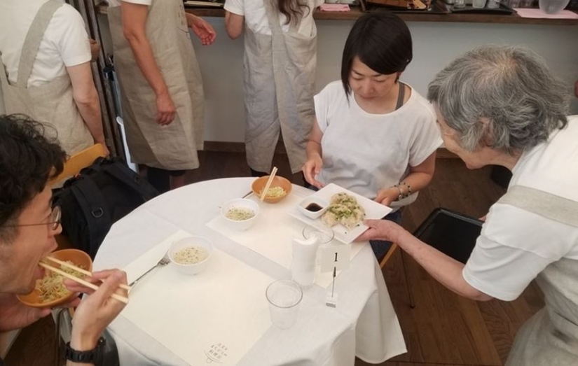 Se ha abierto un restaurante en Tokio, donde tiene la garantía de mezclar su pedido Se ha abierto un restaurante en Tokio, donde tiene la garantía de mezclar su pedido