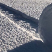 Se observó un raro fenómeno natural en el campo en el Reino Unido — rollos de nieve